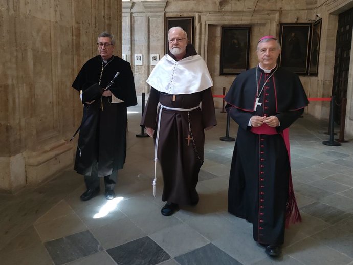 El nuevo honoris causa por la UPSA, el cardenal Seán Patrick O’Malley (c), acompañado por el rector de la UPSA, Santiago García-Jalón (i), y el obispo de Salamanca, José Luis Retana (d)