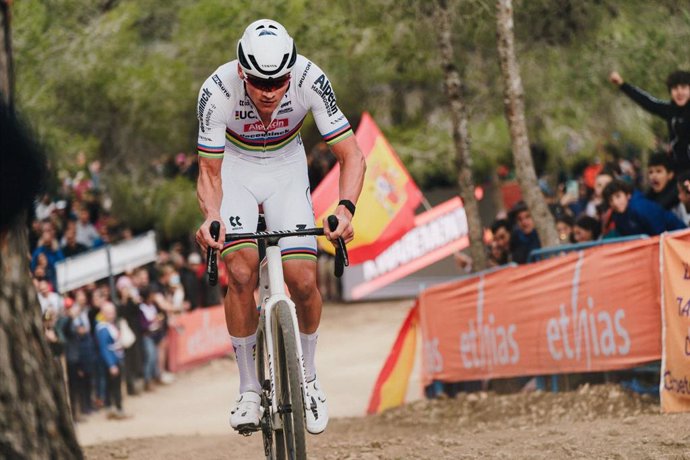 Archivo - Mathieu Van der Poel, en el tramo forestal del Parque de El Moralet durante la Copa del Mundo de Ciclocross UCI – Benidorm Costa Blanca 2024