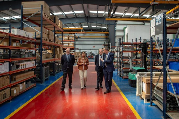 La presidenta de Cantabria, María José Sáenz de Buruaga, visita IMEM Ascensores