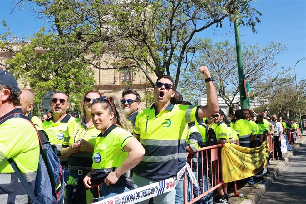 Los trabajadores de Acerinox durante una concentración.