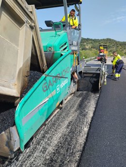Obras de mejora del firme de la carretera A-373 en la sierra de Cádiz.