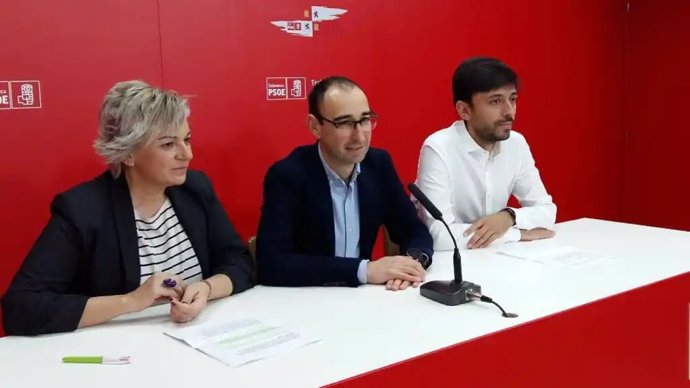 Los parlamentarios del PSOE Elena Diego, David Serrada y Fran Díaz, de izquierda a derecha, en la sede de la formación socialista en Salamanca