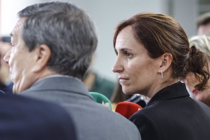 La ministra de Sanitat, Mónica García, ofereix declaracions als mitjans durant la seua visita a l'Hospital Clínic