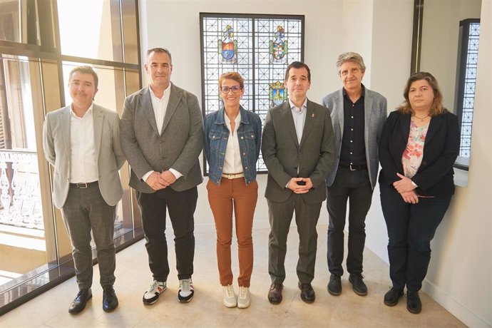 La presidenta Chivite y el consejero Irujo junto con los representantes de AER y LASEME