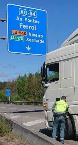 Investigan a dos empresarios por el mal estado de las ruedas de un camión de su compañía que circulaba por Vilalba