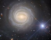 Foto: Hubble captura un brillante dúo galáctico-estelar