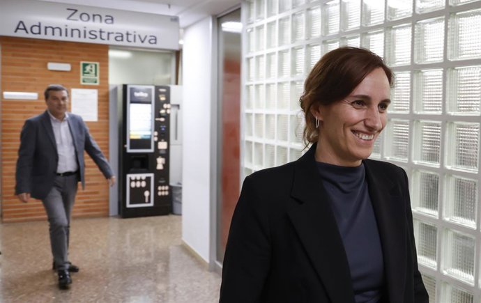 La ministra de Sanitat, Mónica García, durant la seua visita a l'Hospital Clínic