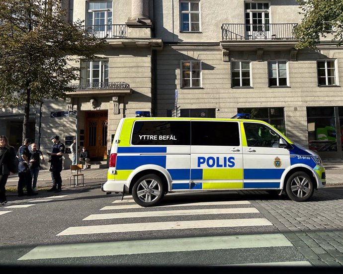 Archivo - STOCKHOLM, Sept. 28, 2023  -- Photo taken on Sept. 21, 2023 shows police patrol in central Stockholm, Sweden. A woman who died in an explosion in Uppsala, west of Stockholm, in the early hours of Thursday became the 12th victim of gang violence 