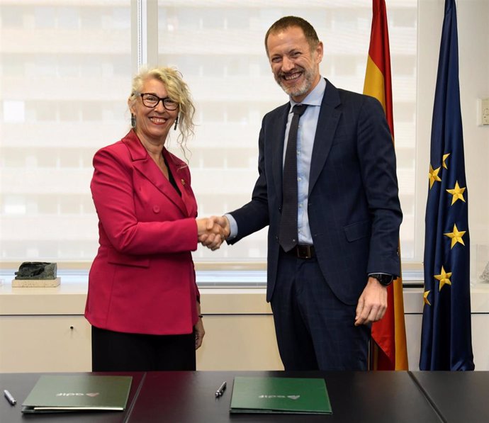 El presidente de Adif, Ángel Contreras, y la alcaldesa de Sant Feliu de Llobregat (Barcelona), Lourdes Borrell.