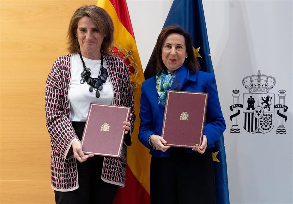 La vicepresidenta tercera y ministra para la Transición Ecológica y el Reto Demográfico, Teresa Ribera (i), junto a la ministra de Defensa, Margarita Robles (d), firman el protocolo para la adquisición de aviones anfibios contra incendios, en la sede de