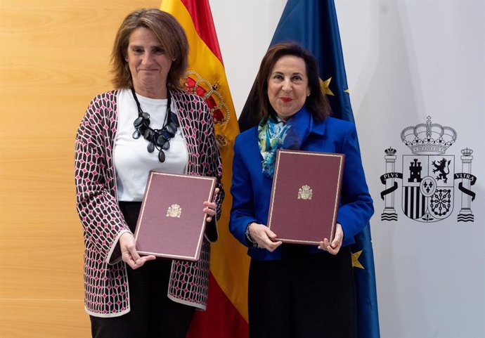 La vicepresidenta tercera y ministra para la Transición Ecológica y el Reto Demográfico, Teresa Ribera (i), junto a la ministra de Defensa, Margarita Robles (d), firman el protocolo para la adquisición de aviones anfibios contra incendios, en la sede del 