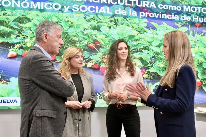 La portavoz de Agricultura del Partido Popular en el Senado, Lorena Guerra, junto al senador por Huelva, Carmelo Romero, y otros populares onubenses.