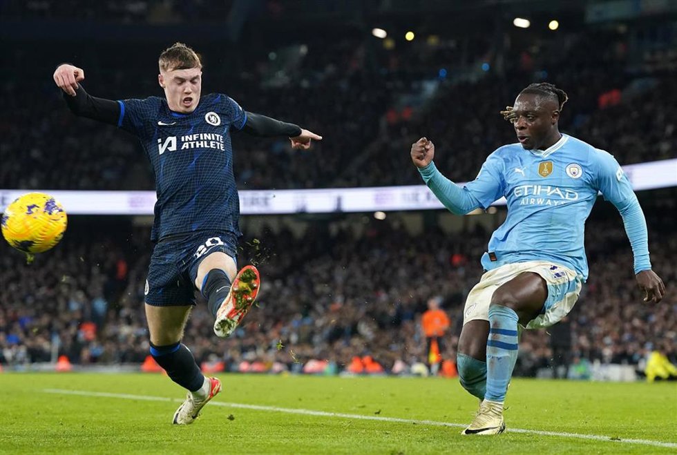 Archivo - Cole Palmer y Jeremy Doku en el Manchester City-Chelsea de la Premier League