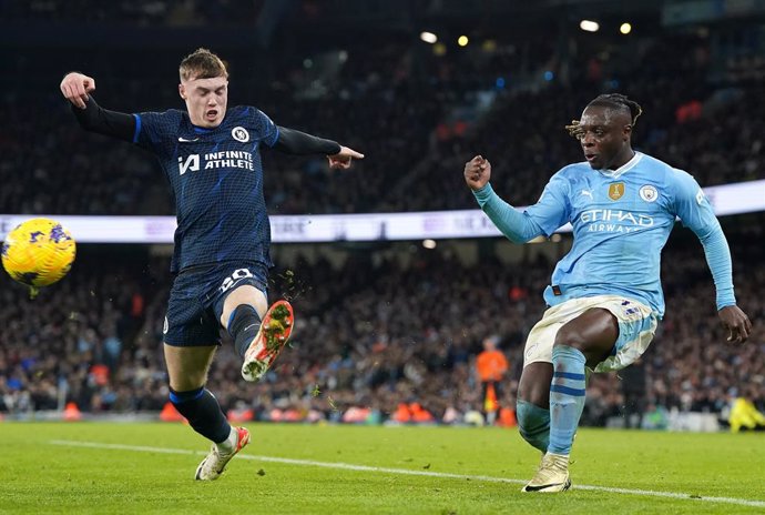 Archivo - 17 February 2024, United Kingdom, Manchester: Chelsea's Cole Palmer (L) and Manchester City's Jeremy Doku battle for the ball during the English Premier League soccer match between Manchester City and Chelsea at the Etihad Stadium. Photo: Nick P