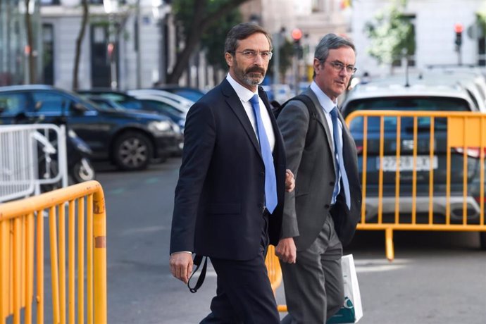 El senador de Coalición Canaria Pedro Manuel Sanginés (i), a su llegada a declarar de forma voluntaria al Tribunal Supremo (TS).