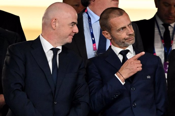 Archivo - 10 June 2023, Turkey, Istanbul: (L-R) FIFA President Gianni Infantino and UEFA President Aleksander Ceferin in the stands ahead of the UEFA Champions League Final soccer match between Manchester City FC and Inter Milan at the Ataturk Olympic Sta