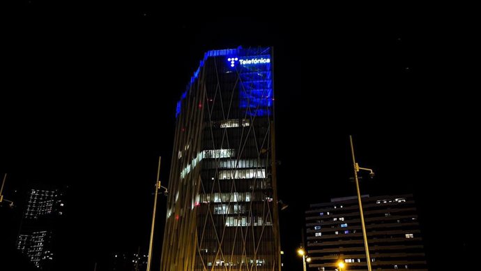 Sede de Telefónica iluminada de azul.