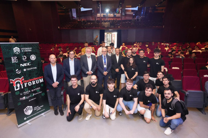 Integrantes del Aula de Ciberseguridad y Redes junto a las autoridades presentes en la inauguración de las jornadas.