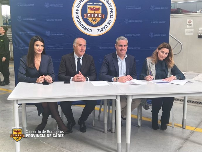 El presidente del Consorcio de Bomberos de la Provincia de Cádiz, José Ortiz, y la secretaria de la Asociación de Grandes Industrias del Campo de Gibraltar (AGI), Pilar Cañete, junto a otros responsables en la firma del convenio entre ambas entidades.