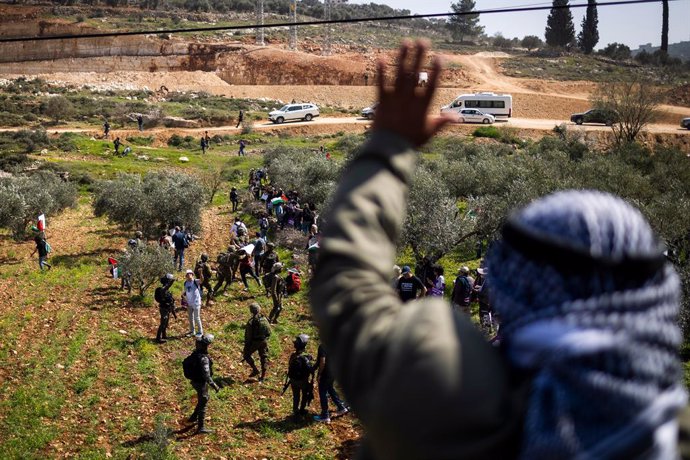 Archivo - 03 March 2023, Palestinian Territories, Huwara: Demonstrators and Israeli security forces members scuffle during a march organised by activists from Israel and Palestine on their way to Huwara to show solidarity following the settler rampage the