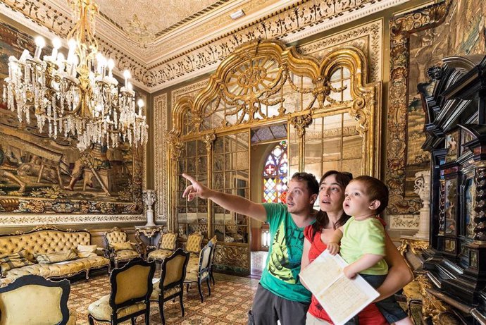 Una familia en el Museu Palau Mercader de Cornellà