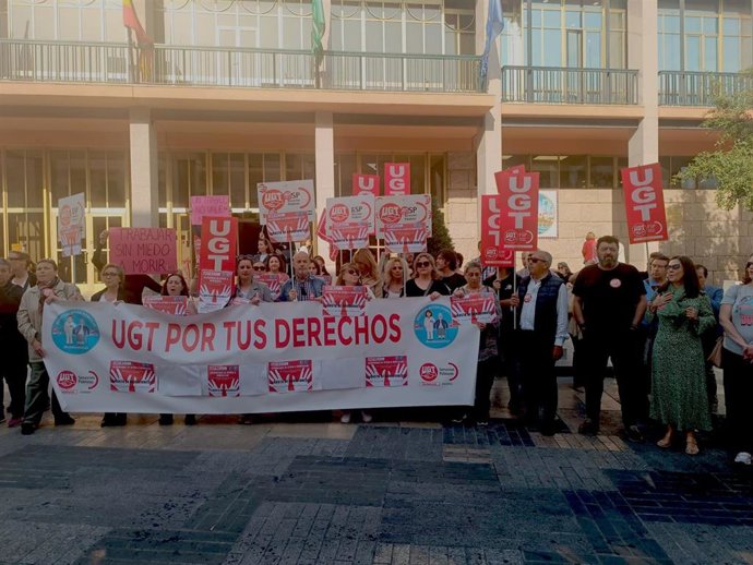 Concentración de trabajadores del Servicio de Ayuda a Domicilio ante el Ayuntamiento.