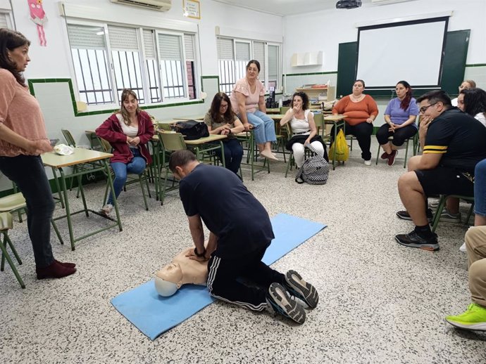 Estudiantes de Chiclana en el curso sobre soporte vital básico y desfibriladores.