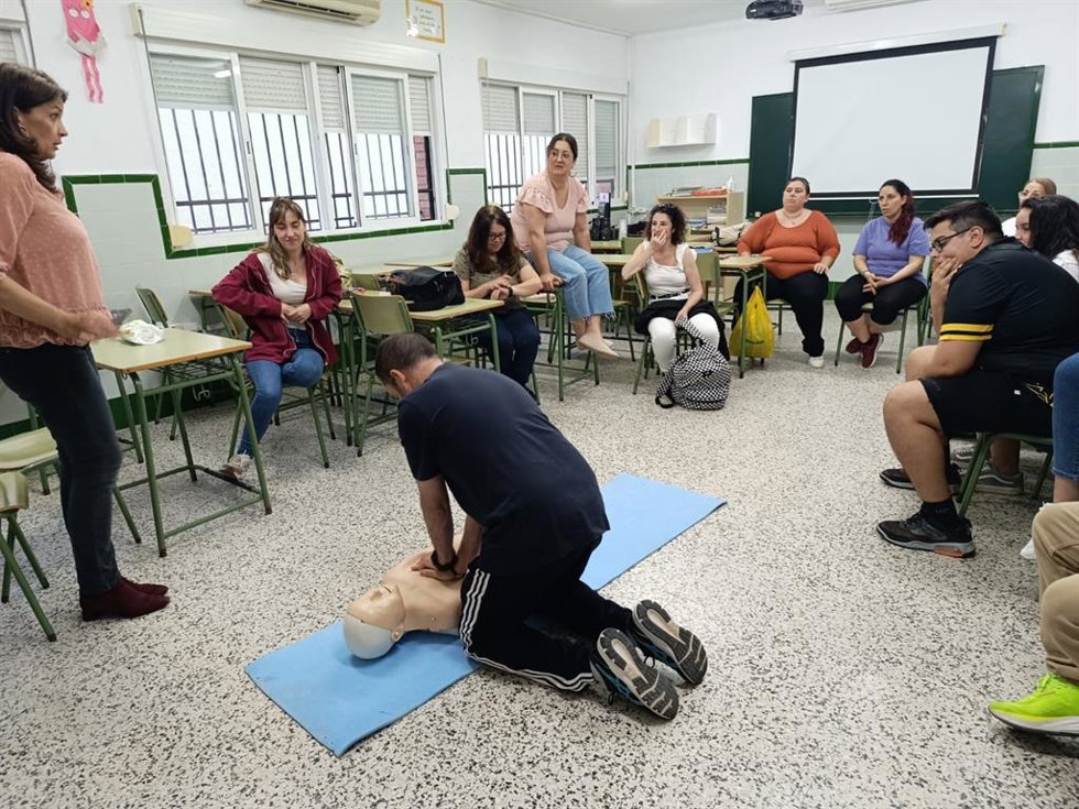 Estudiantes de Chiclana en el curso sobre soporte vital básico y desfibriladores.