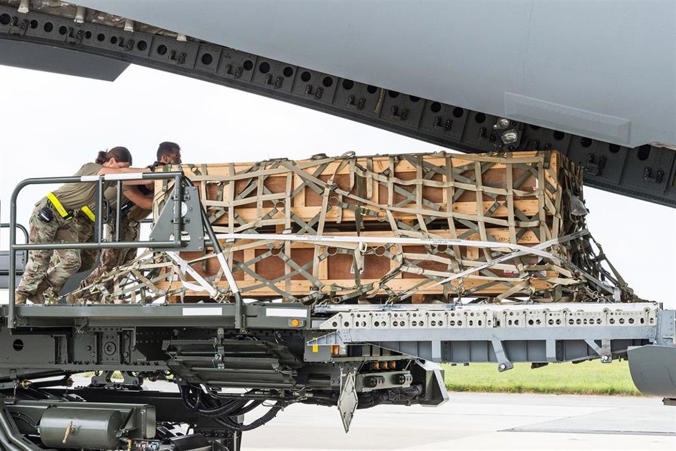 Archivo - Militares estadounidenses cargan material en un avión
