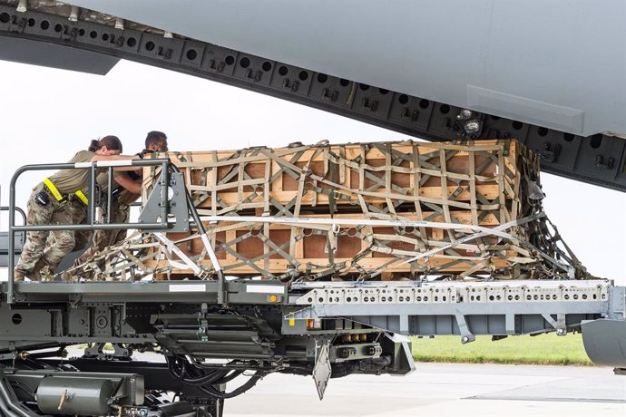 Archivo - July 29, 2021 - Dover Air Force Base, Delaware, USA - Airmen from the 436th Aerial Port Squadron load pallets onto a C-17 Globemaster III as part of a foreign military sales mission at Dover Air Force Base, Delaware, July 29, 2021. The U.S. and 