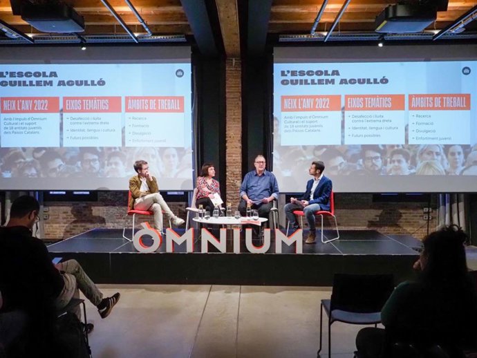 El presidente de mnium Cultural, Xavier Antich, presenta una encuesta diseñada por la Escola de Formació Guillem Agulló