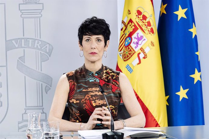 La ministra de Inclusión, Seguridad Social y Migraciones, Elma Saiz, durante una rueda de prensa posterior a la reunión del Consejo de Ministros, a 9 de abril de 2024, en Madrid (España). El Consejo de Ministros ha aprobado hoy la eliminación del visado d