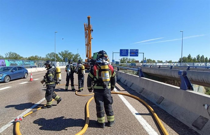 Los Bomberos de la Diputación de Valladolid trabajan en un accidente múltiple registrado este viernes en la VA-30, en Arroyo de la Encomienda (Valladolid)