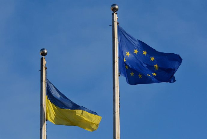 Archivo - February 2, 2024, Kyiv, Ukraine: The national flag of Ukraine and the flag of the European Union flutter against the background of the sky in Kyiv. On February 1, 2024, the European Union, in the number of 27 countries, unanimously voted for an 