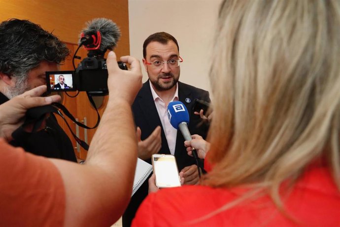El presidente del Principado, Adrián Barbón, atiende a los medios en Lena.