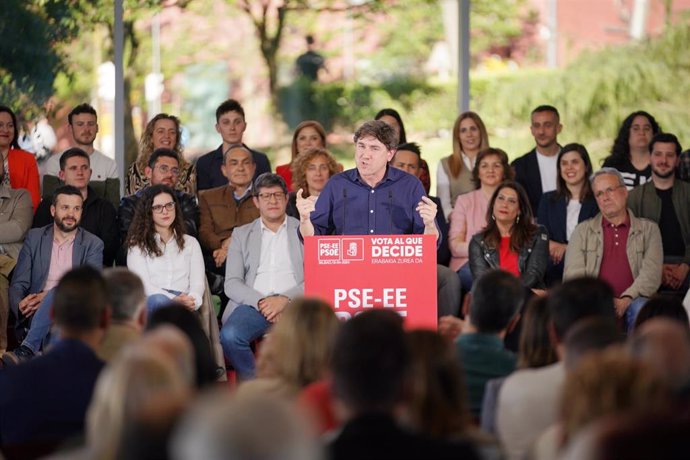 El candidato a lehendakari del PSE-EE, Eneko Andueza, en el acto de cierre de campaña para las elecciones  autonómicas del 21 de abril