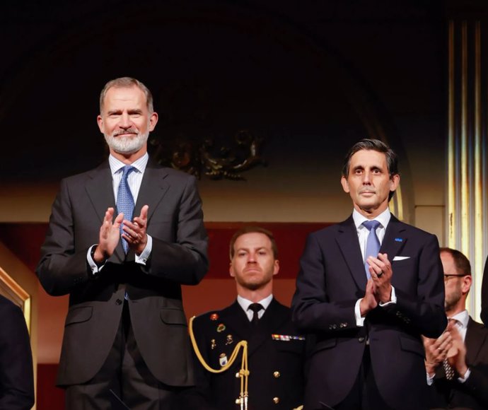 El rey Felipe VI y el presidente de Telefónica, José María Álvarez-Pallete, en la gala por el centenario de Telefónica en el Teatro Real de Madrid