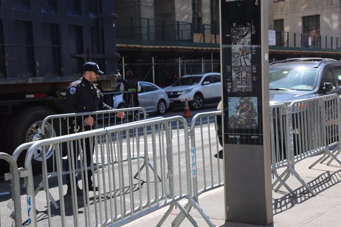 Archivo - NEW YORK, April 4, 2023  -- A law enforcement staff moves barricade outside the complex of Manhattan Criminal Court and Manhattan District Attorney's Office in New York, the United States, April 3, 2023. New York City further reinforced its secu