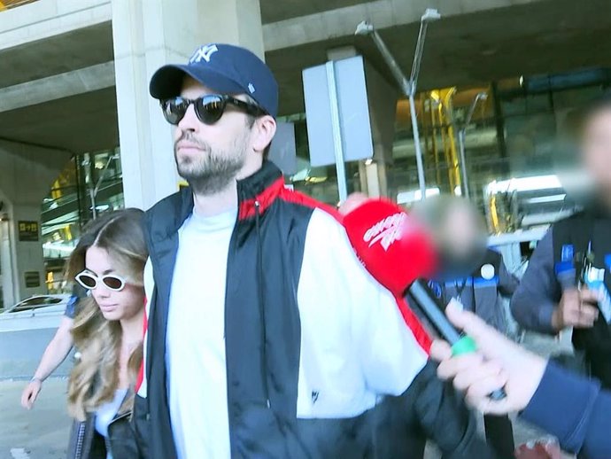 GERARD PIQUÉ Y CLARA CHÍA LLEGAN A MADRID ESCOLTADOS POR SEGURIDAD DE AENA