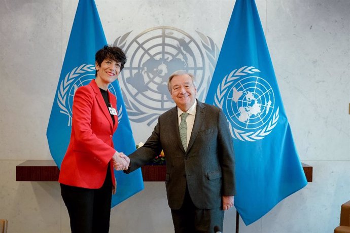 La ministra de Inclusión, Seguridad Social y Migraciones, Elma Saiz, y el secretario general de Naciones Unidas, António Guterres.