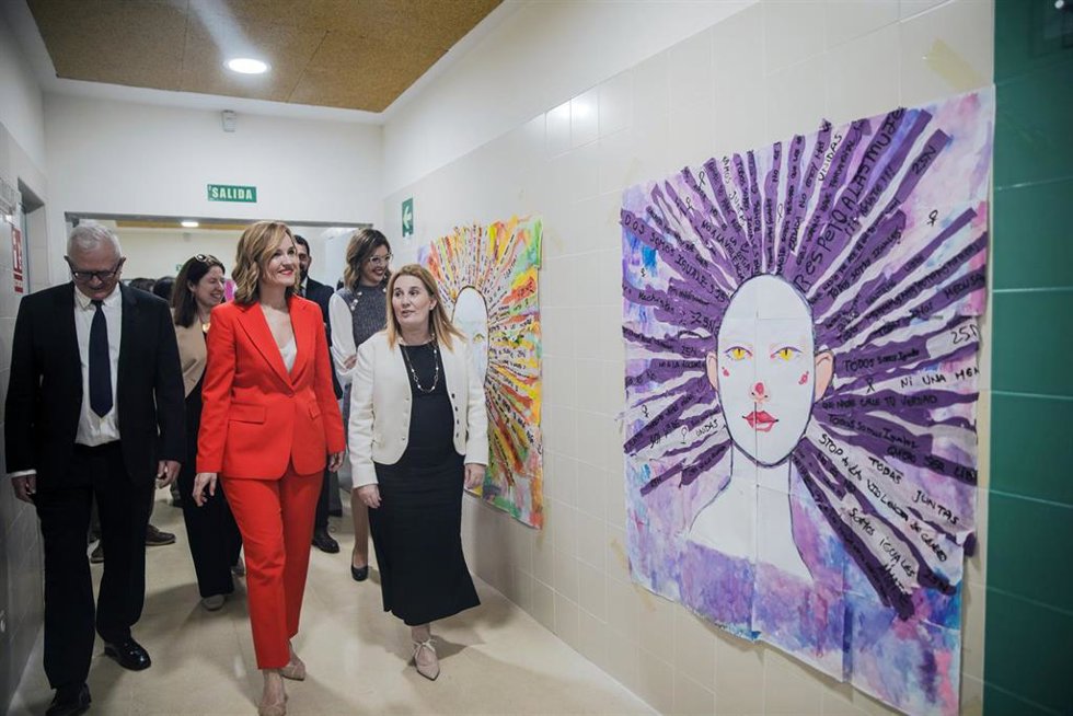 La ministra de Educación, Formación Profesional y Deportes, Pilar Alegría, en su visita a Melilla.