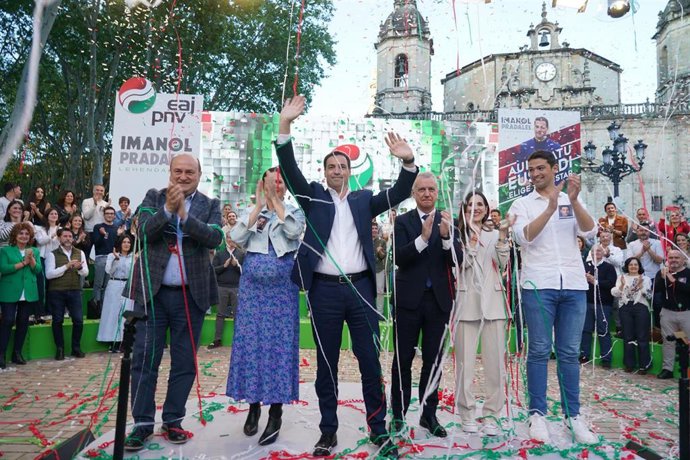 El candidato del PNV a lehendakari, Imanol Pradales entre en presidente del partido, Andoni Ortuzar, y el Lehendakari, Iñigo Urkullu, en el miitin de cierre de campaña electoral en Bilbao