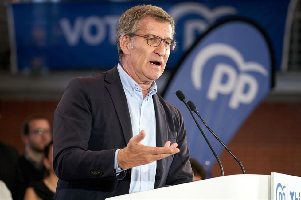 El líder del PP, Alberto Nuñez Feijóo, durante el acto de cierre de campaña de su partido, en el Centro Cívico Lakua, en Vitoria-Gasteiz