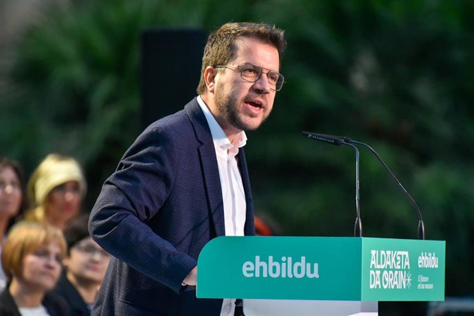 El president de la Generalitat de Catalunya, Pere Aragonès, durante el cierre de campaña de Euskal Herria Bildu (EH Bildu), en la Plaza Nueva, a 19 de abril de 2024, en Bilbao, Vizcaya, País Vasco (España).  Este último encuentro se enmarca dentro de los 