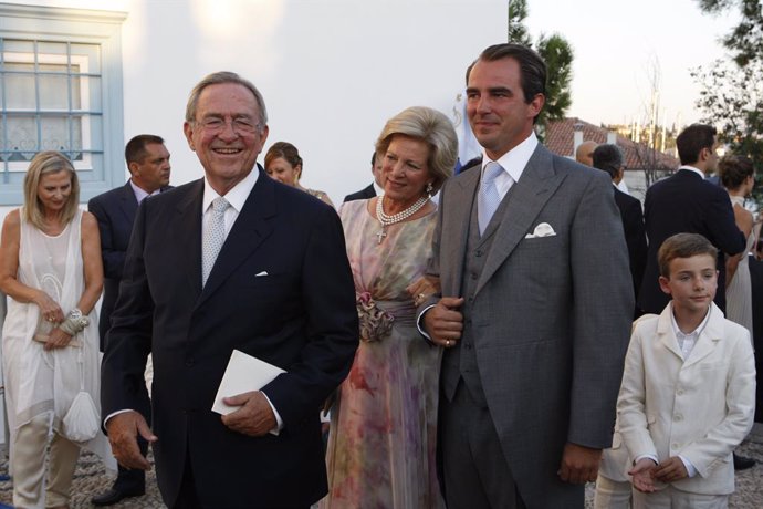 Archivo - Aug. 25, 2010 - Spetses Island, Greece - The groom Prince Nikolaos of Greece with his parents King Constantine and Queen Anne-Marie of Greece arrive for the wedding with Tatiana Blatnik in Spetses island.,Image: 78036709, License: Rights-managed