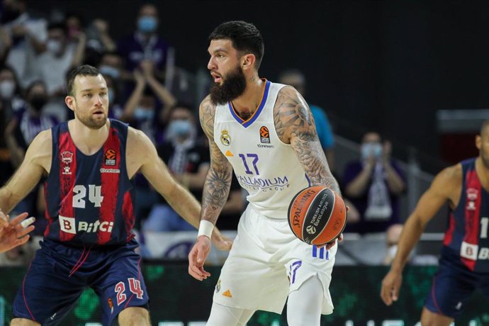 Archivo - Vicent Poirier, durante un partido del Real Madrid ante el Baskonia.