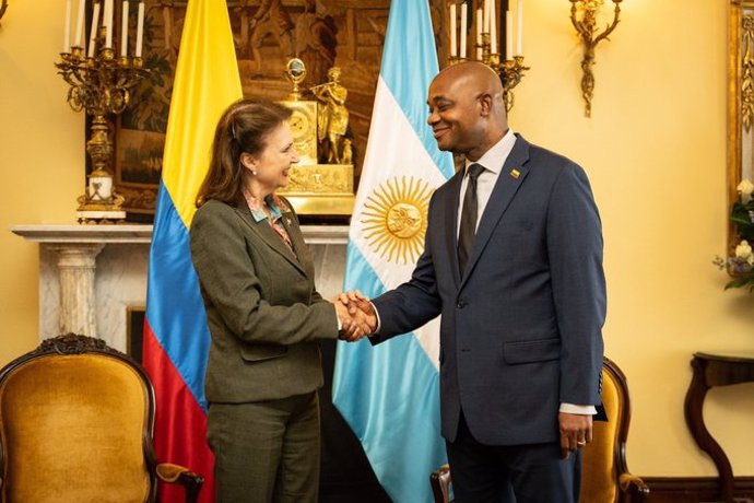 La ministra de Exteriores  argentina, Diana Mondino, y su homólogo colombiano, Luis Gilberto Murillo.
