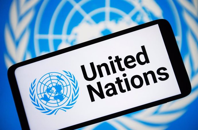 Archivo - March 2, 2023, Ukraine: In this photo illustration, The United Nations (UN) logo is seen on a smartphone screen.