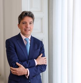 El viceministro de Exteriores argentino, Leopoldo Sahores, posa para Europa Press, en la Embajada de Argentina en Madrid, a 19 de abril de 2024, en Madrid (España).