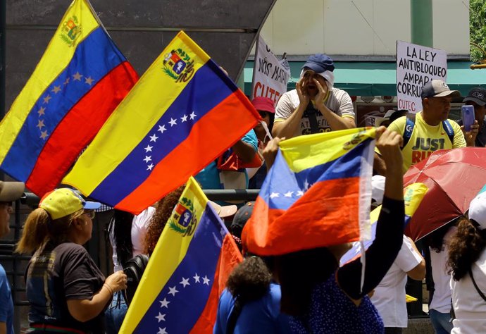 Archivo - May 1, 2023, Valencia, Carabobo, Venezuela: MAY 01, 2023. A man shouts slogans in the march for the International Worker's Day.  Venezuelan workers marched to demand a salary increase in accordance with the economic reality of the country and th